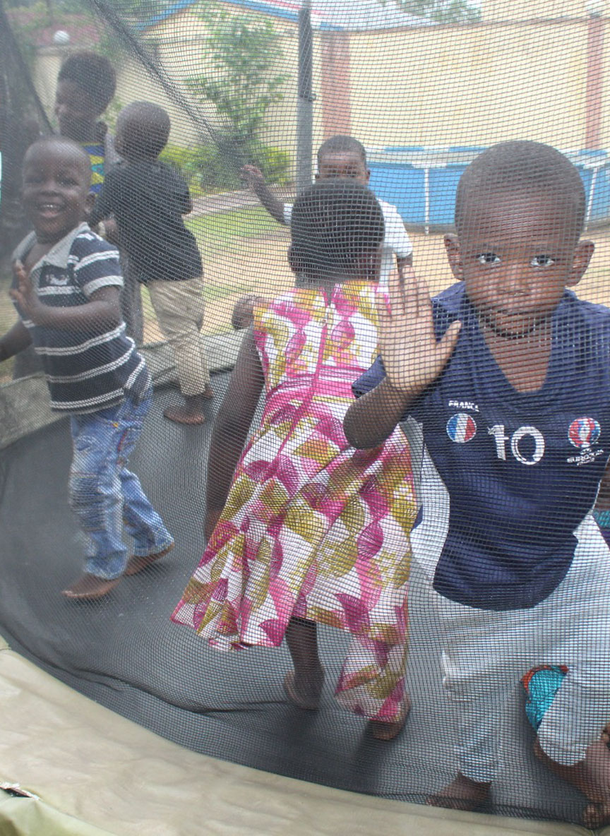 La fondatrice avec les enfants